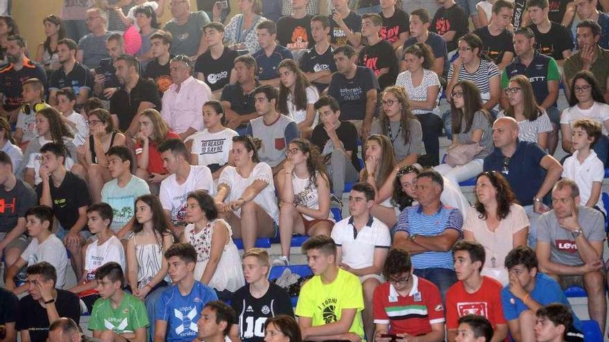 O Pombal se llenó para ver el encuentro entre las canteras de Real Madrid y Barcelona. // Noé Parga