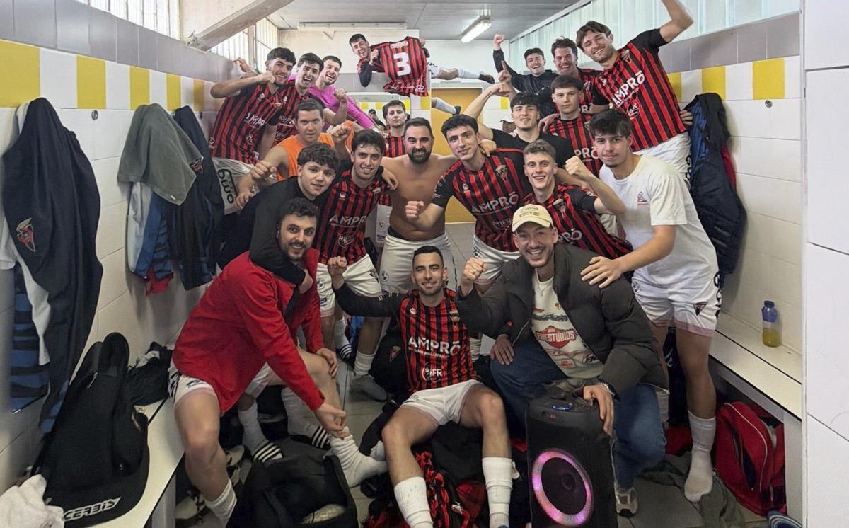 Los jugadores del Lalín celebran su triunfo de ayer en A Grela. | CEDIDA