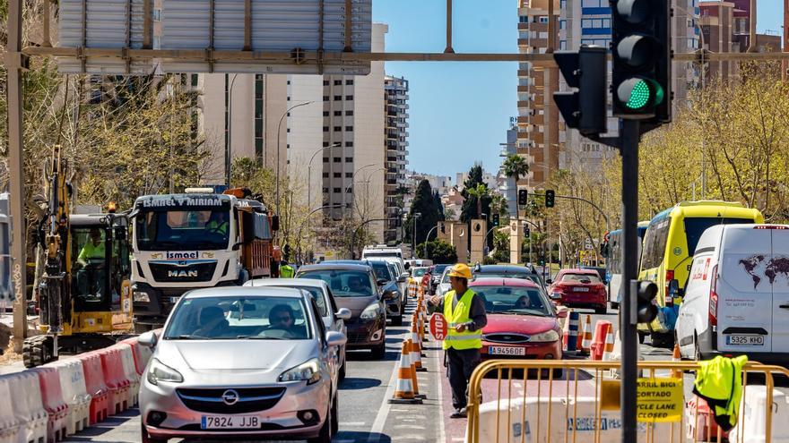 Atascos en Benidorm por las obras para aligerar el tráfico en Levante durante la Semana Santa