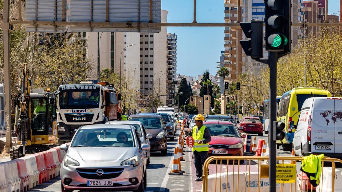 Las obras de adecuación de un nuevo carril en Alfonso Puchades han complicado hoy la circulación en los accesos por Levante.