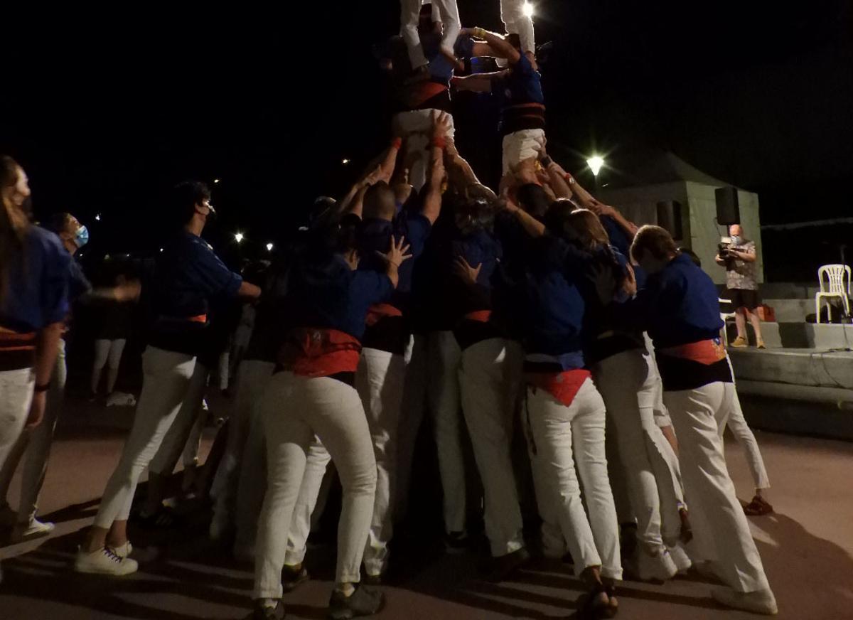 Els Castellers d’Esplugues planten el primer castell des de l’inici de la pandèmia en el toc d’inici de les festes