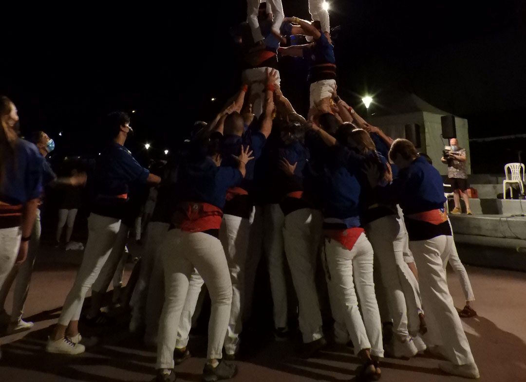 Los Castellers de Esplugues plantan el primer castillo desde el inicio de la pandemia en el toque de inicio de las fiestas