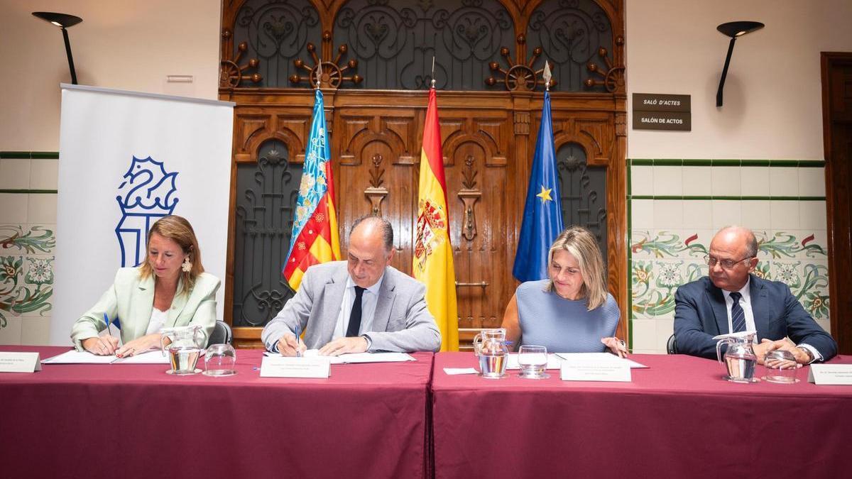 Momento de la firma del convenio.