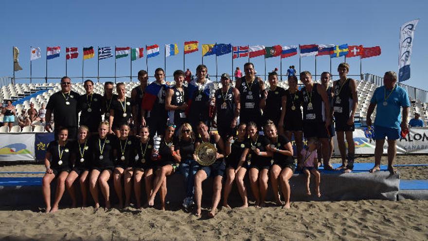 El podio masculino y femenino de los vencedores de la II edición de la Champions Cup, ayer en Playa del Inglés.