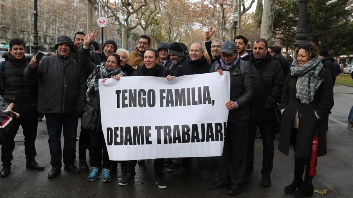 Protesta de los trabajadores de VTC en la Diagonal de Barcelona