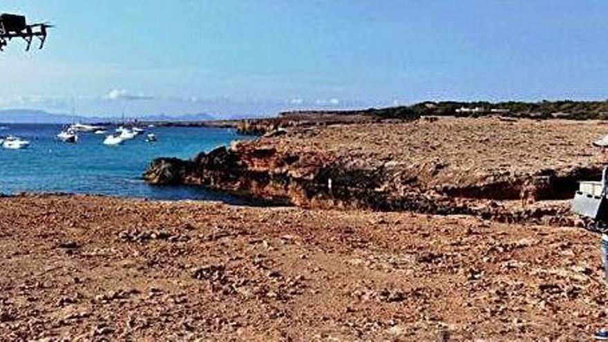 Un control mediante dron en Cala Saona, en Formentera.