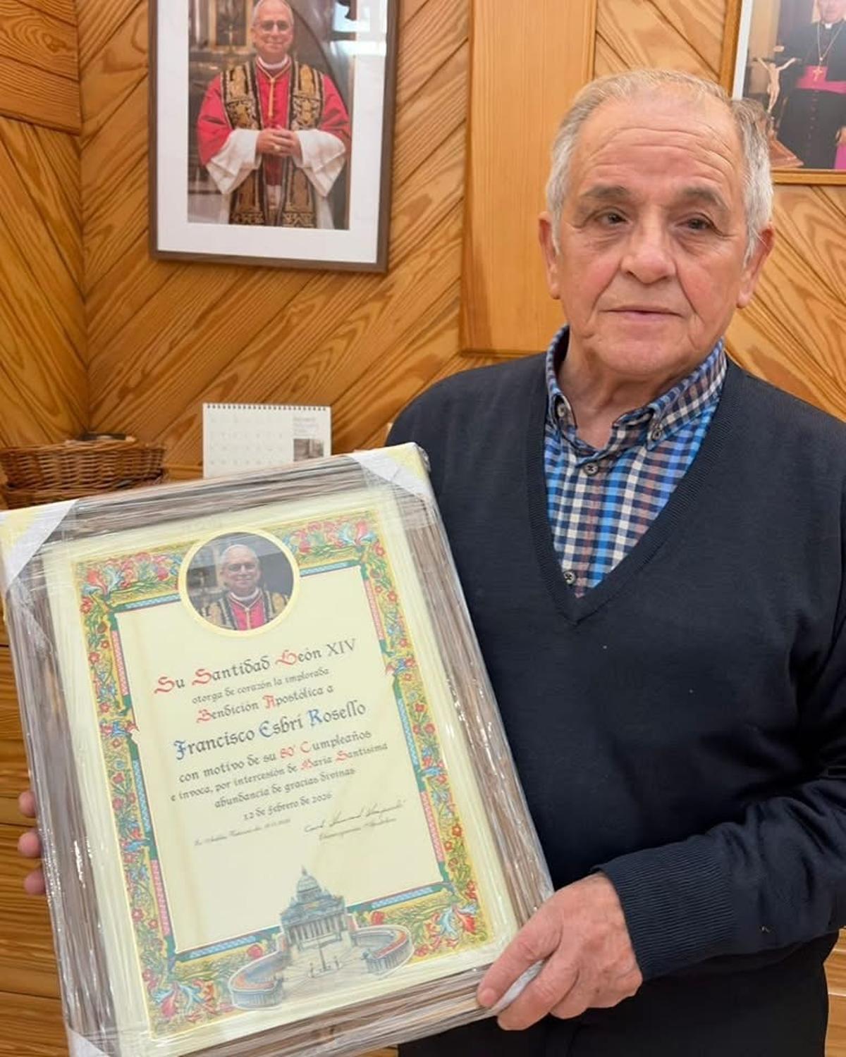 Paco, el sacristán de la Vilavella, muestra la bendición apostólica que le regalaron con motivo de su 80 cumpleaños.