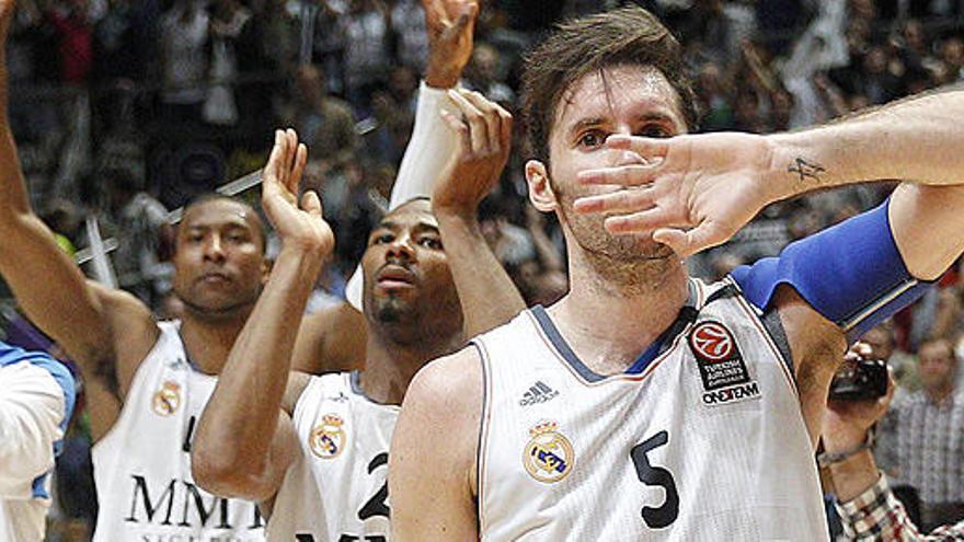 Los jugadores del Madrid celebran la victoria.