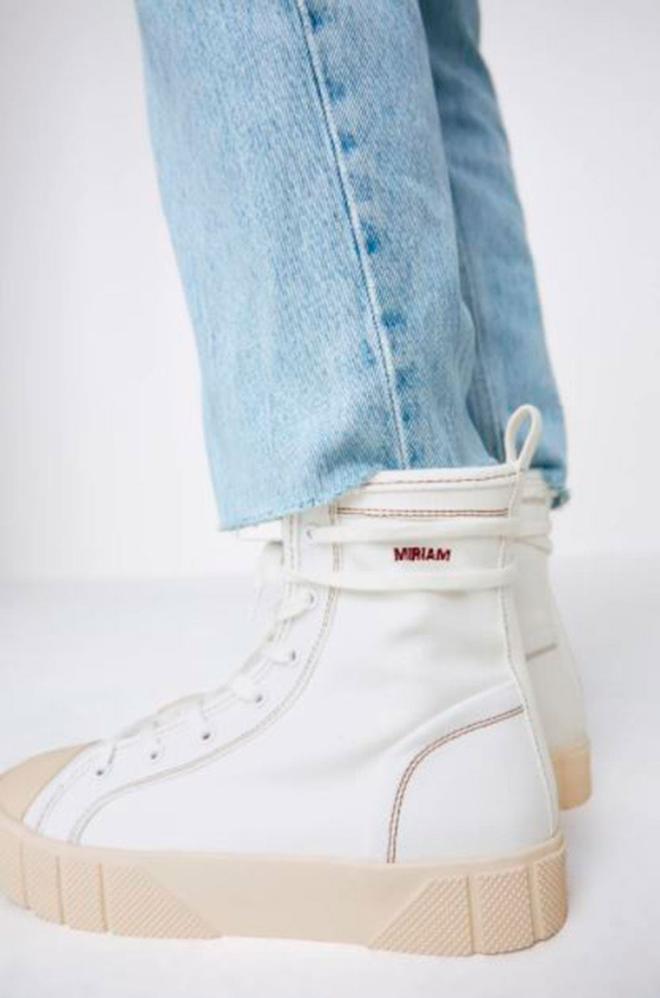 Deportivas personalizables de Zara en blanco (precio: 29,95 euros)