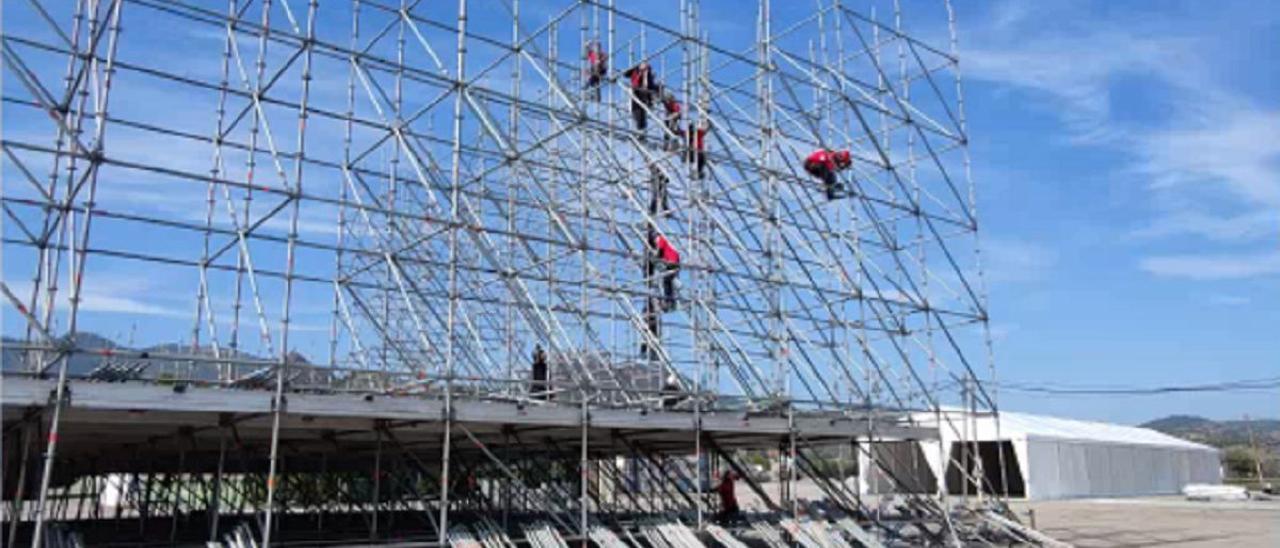 Operarios trabajan en el montaje e instalación del escenario principal del Sansan, que se celebrará los días 14, 15 y 16.