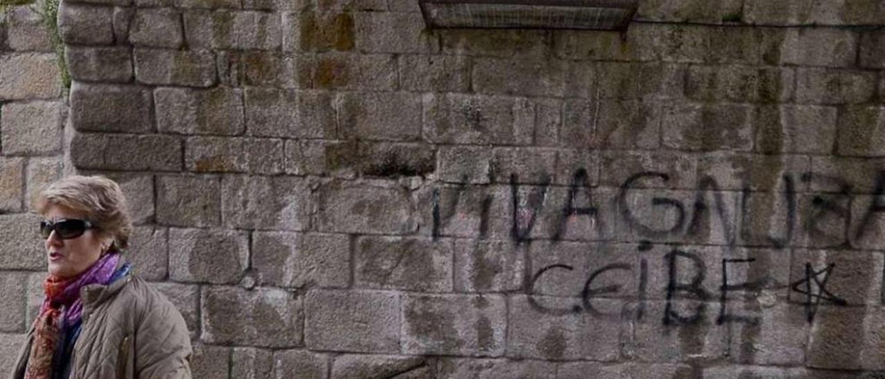 Pintada en la parte inferior del puente Romano, uno de los emblemas de la ciudad. // Brais Lorenzo