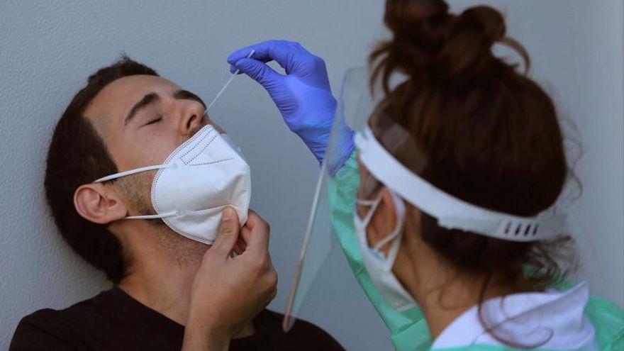 Un joven durante la realización de su prueba PCR.