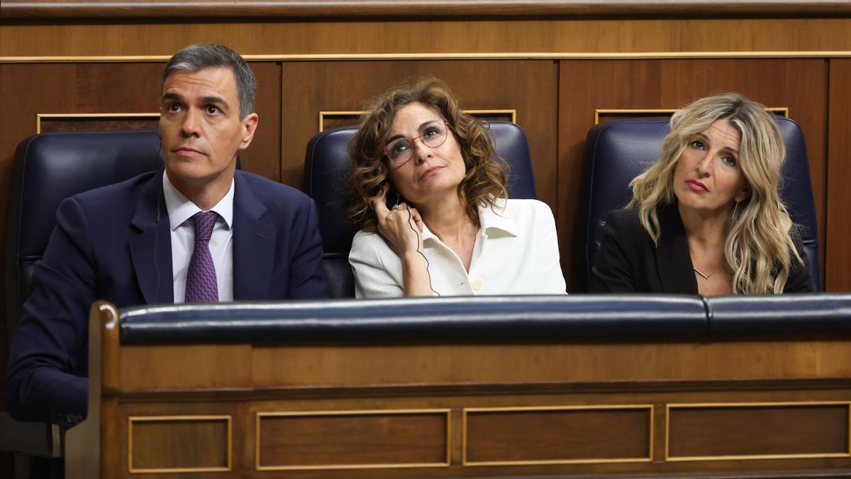 El presidente Pedro Sánchez junto a las vicepresidentas María Jesús Montero y Yolanda Díaz, en sesión de control del Congreso.