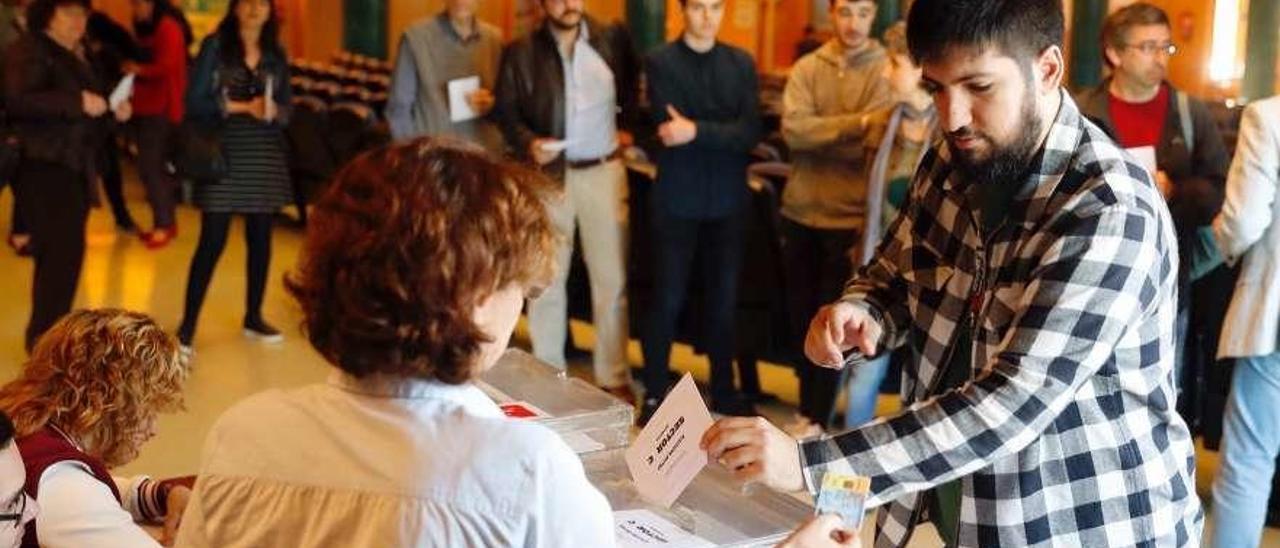 Colas para votar en las últimas elecciones al Rectorado en la Facultad de Ciencias de Vigo. // J. Lores