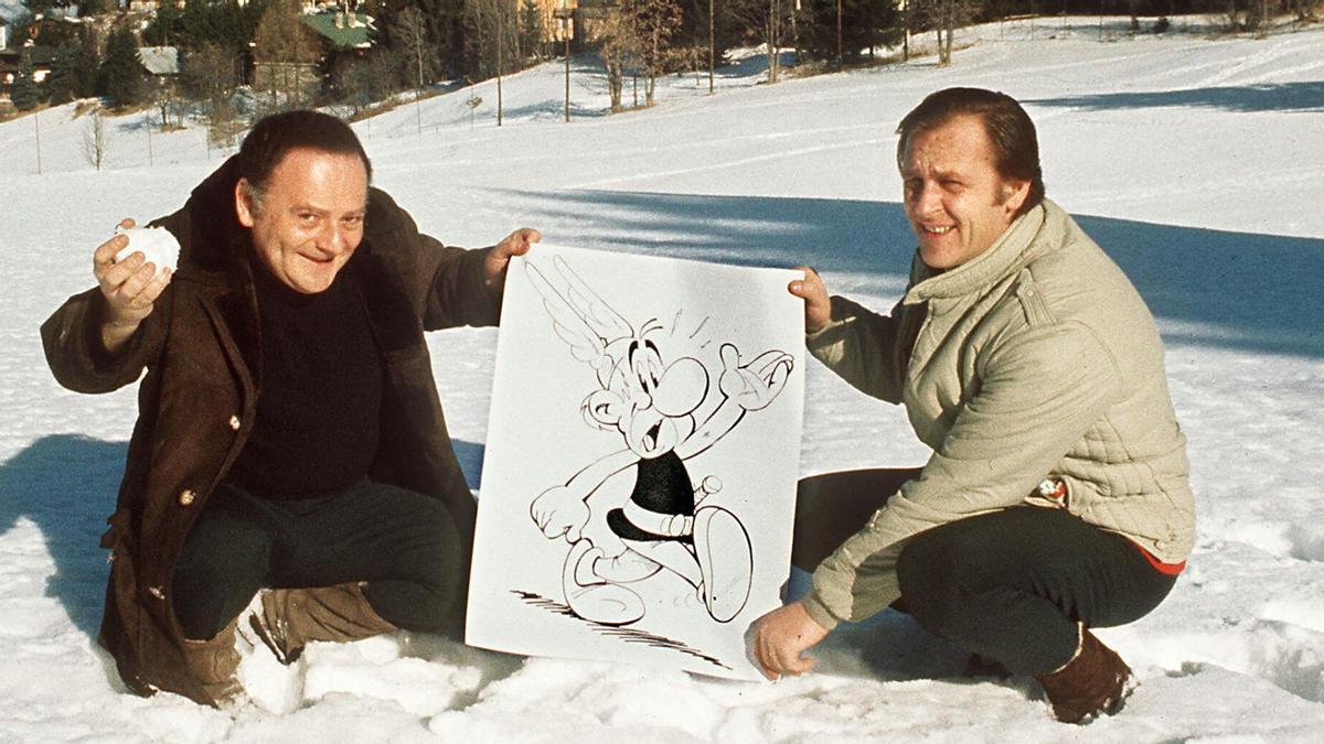René Goscinny (i) y Albert Uderzo (d) posan con un pequeño póster de Astérix en 1971