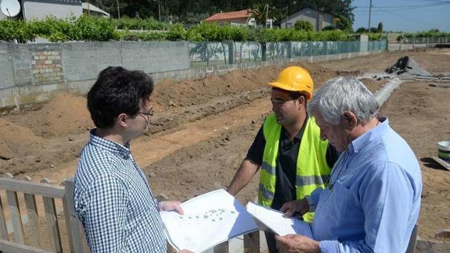 José Ramón Abal, ante las obras del parque. // Noé Parga