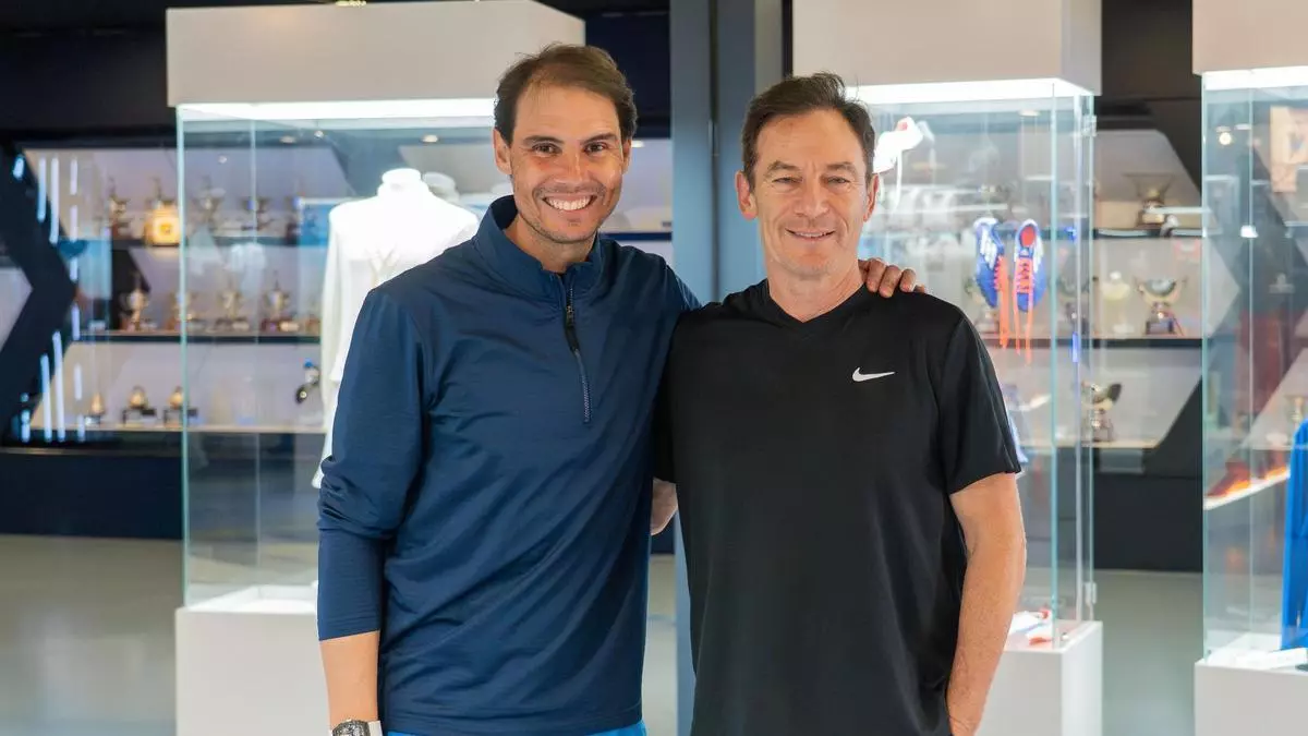 El actor Jason Isaacs, de 'The White Lotus' visita a Rafa Nadal en Manacor