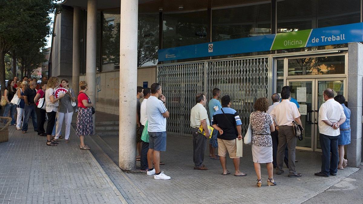 Cola ante una Oficina de Treball de Terrassa, en una imagen de archivo