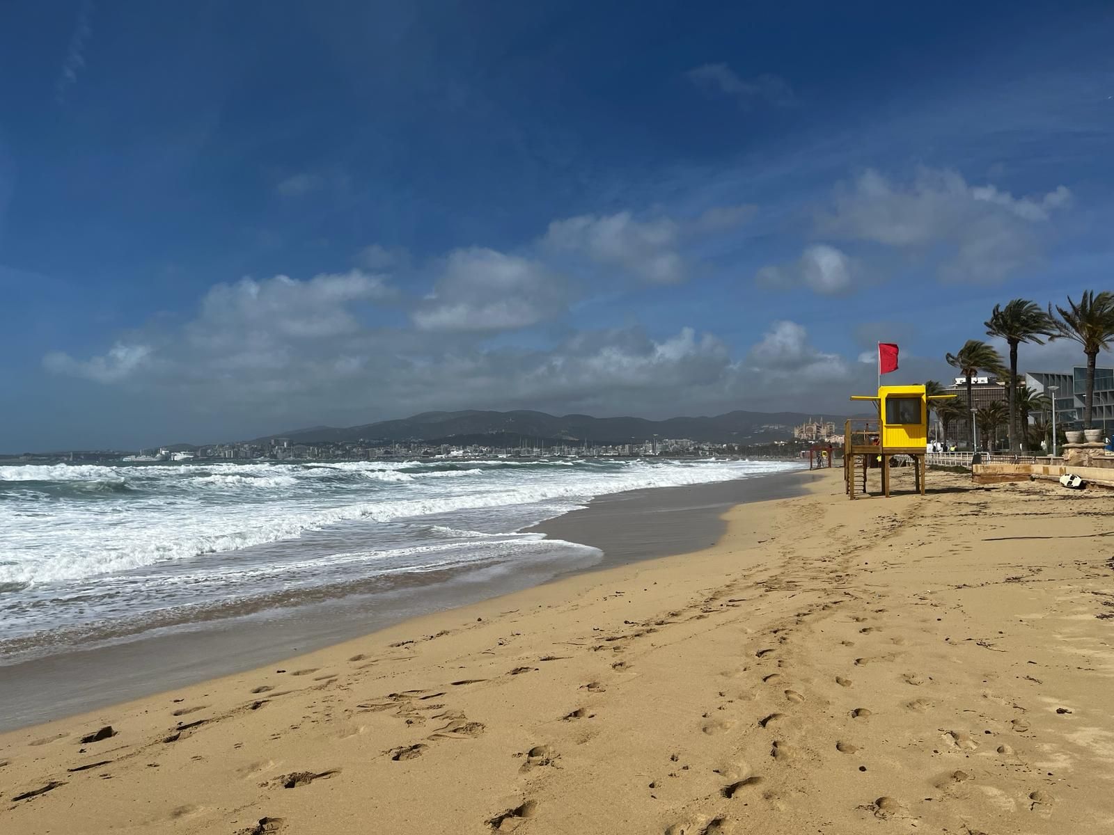 Bandera roja en las playas de Palma por fuertes vientos