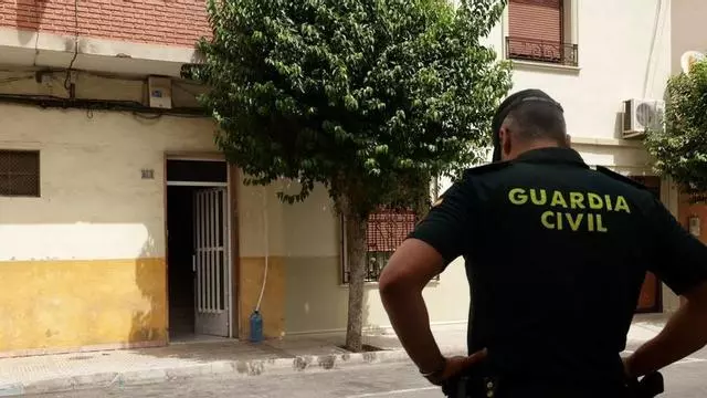 La Guardia Civil acordona la vivienda donde ha sido asesinada Mari Carmen, vecina de Alicante