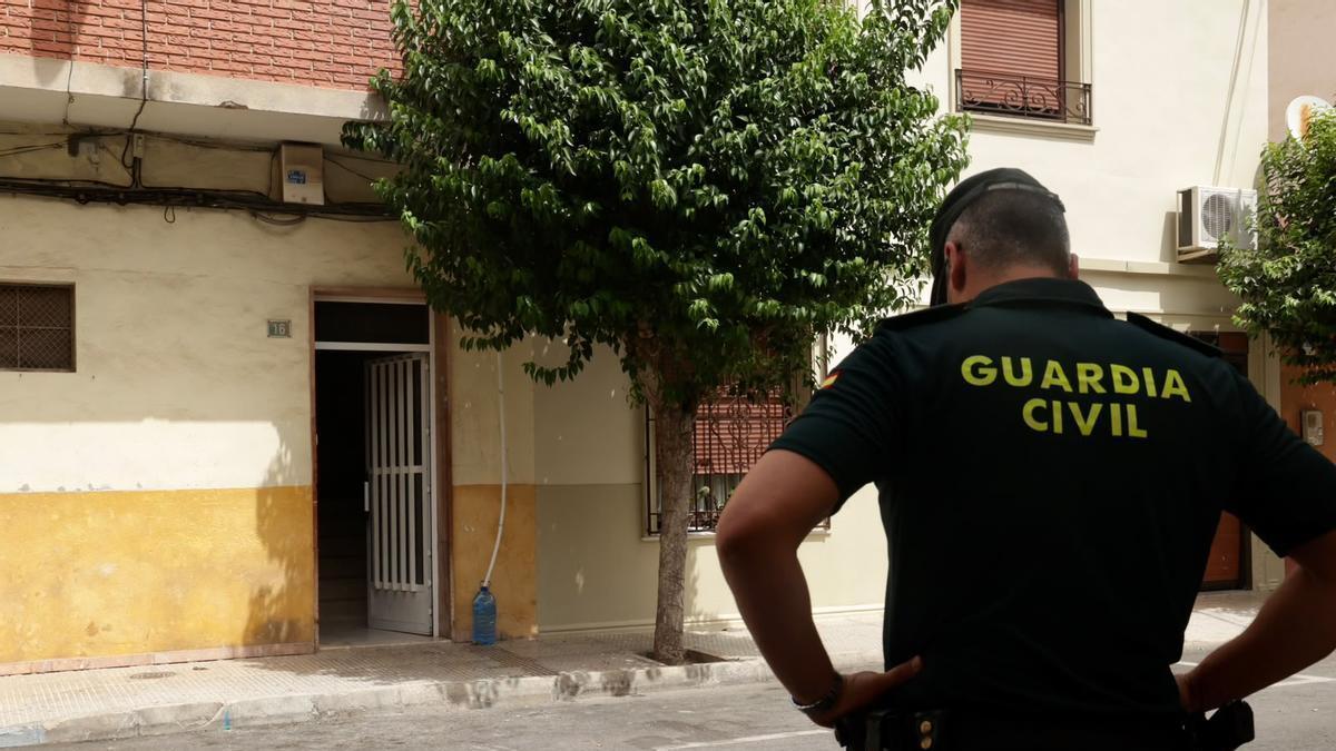 La Guardia Civil acordona la vivienda donde ha sido asesinada Mari Carmen, vecina de Alicante