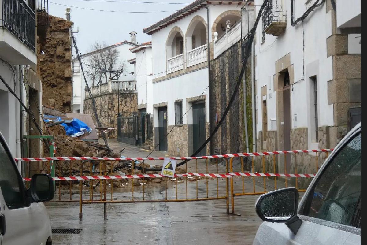 Fotogalería | El antiguo colegio de las monjas de Aldeanueva de la Vera se derrumba Fotogalería | El antiguo colegio de las monjas de Aldeanueva de la Vera se derrumba
