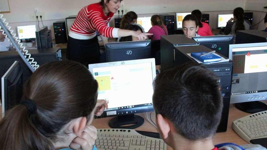 La ingeniera informática Celia Centeno da instrucciones a dos alumnas, ayer, en el aula de ordenadores del colegio San Félix.