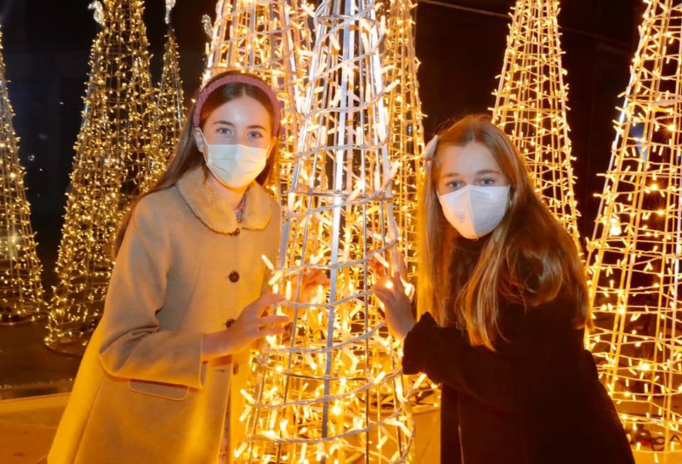 Nerea López y la corte infantil encienden la Navidad de l'Oceanogràfic