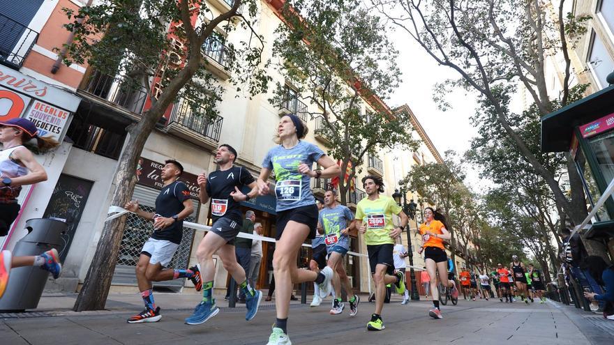 Más de 3.000 corredores han participado en el Medio Maratón de Zaragoza