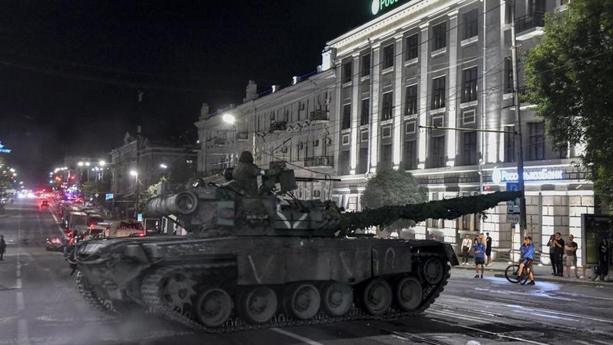 Uno de los tanques de Wagner, en el centro de la ciudad de Rostov, la madrugada del sábado.