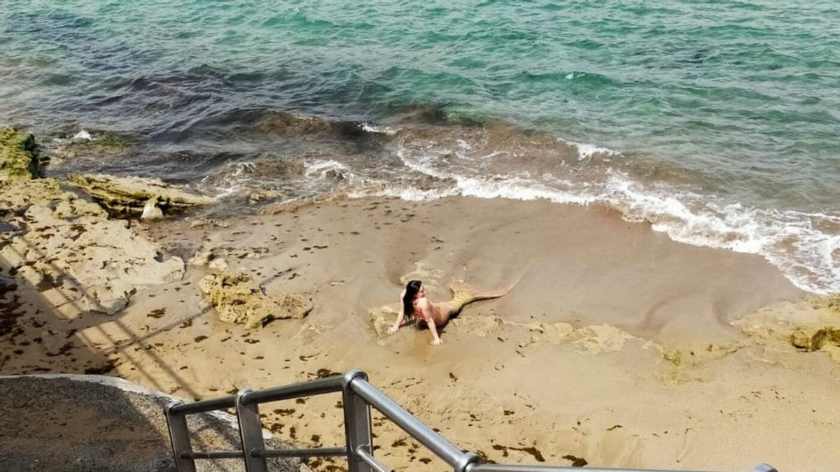 Una mujer se caracteriza como una sirena en la playa de Las Canteras, este jueves, 23 de julio de 2026