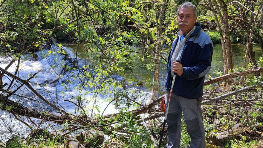 Javier Agra paseando por el río Lozoya