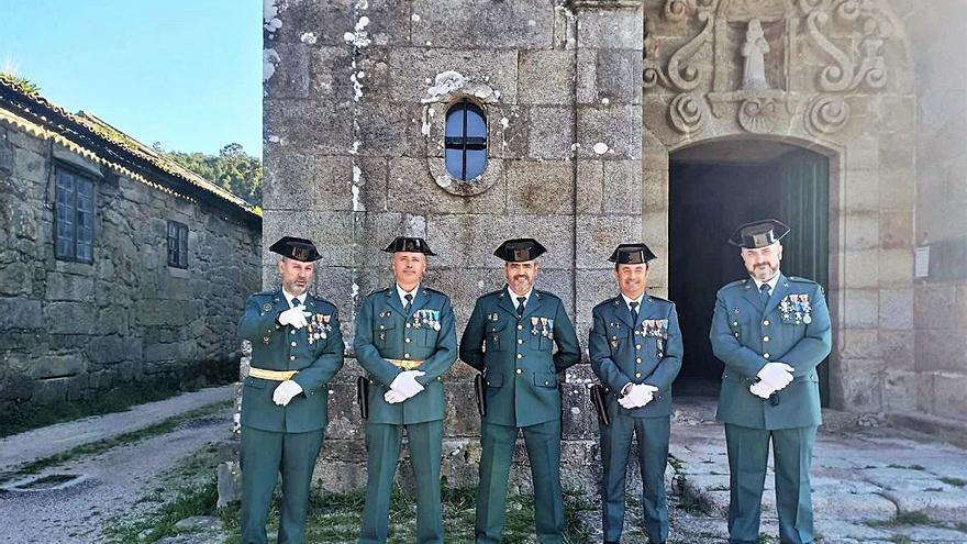 Agentes del cuartel de Cangas, ayer, a las puertas de la iglesia de Coiro.   | // FDV 