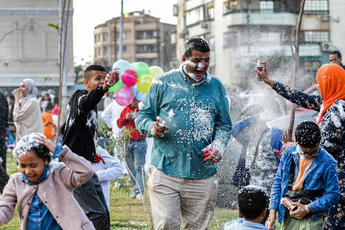 Los musulmanes celebran el fin del Ramadán. Fiesta del Eid al-Fitr en Egipto.