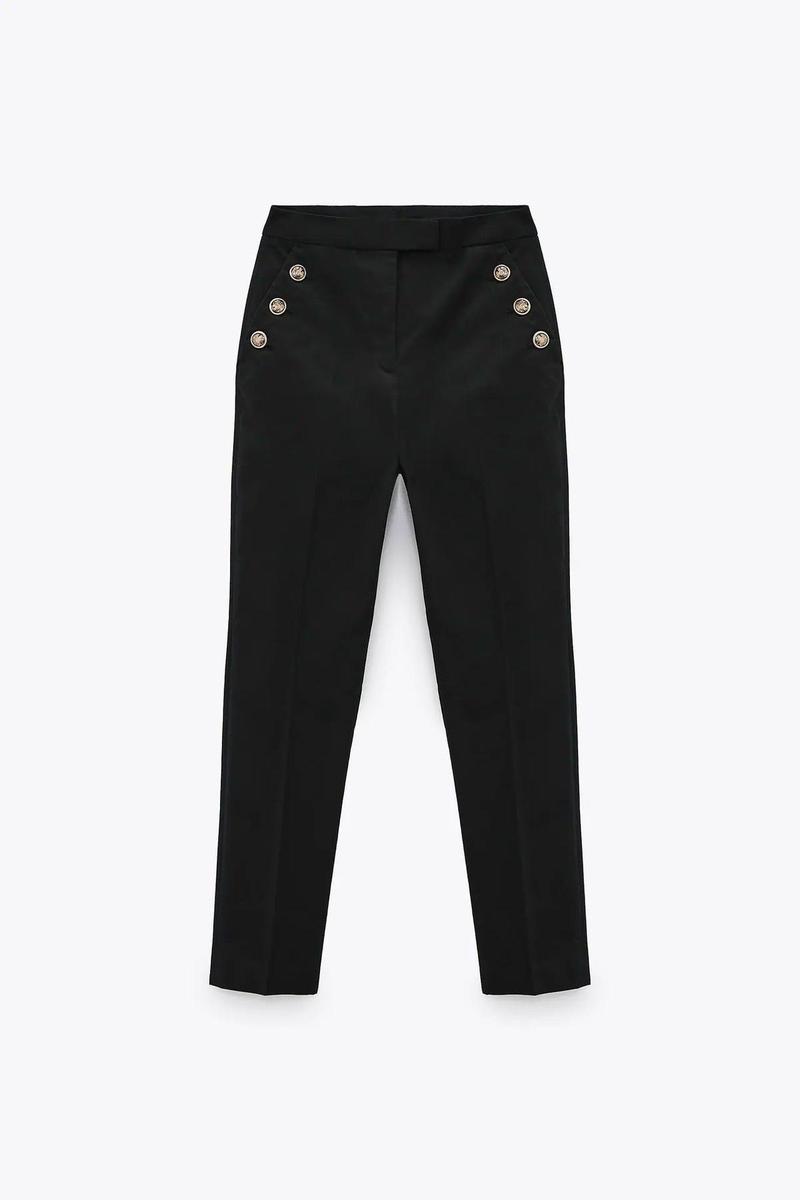 Pantalón de tiro alto con botones, de Zara (22,95 euros)