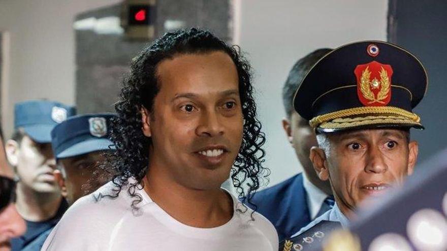 Ronaldinho sale de la cárcel y cumplirá arresto domiciliario en un hotel