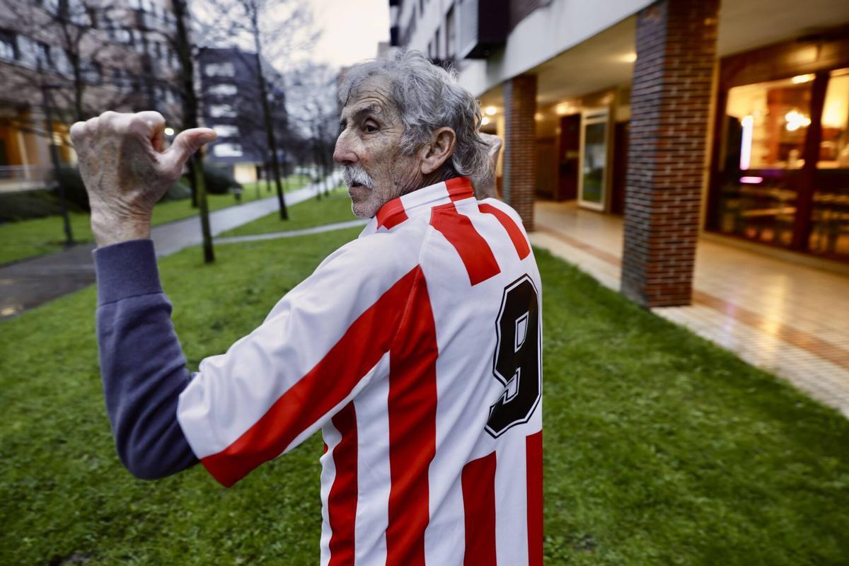 Mesa posa con el 9 de su amigo Quini.