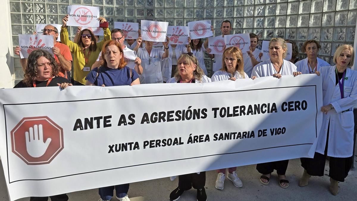 Concentración de trabajadores del Hospital Meixoeiro contra las agresiones a sanitarios, en 2025.