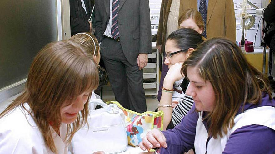 Feijóo y Negreira visitan una escuela de peluquería en A Coruña. / efe
