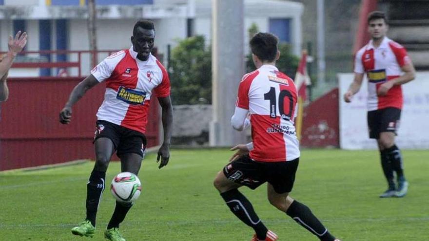 Sylla controla un balón durante un encuentro disputado en el campo de A Lomba. // Noé Parga