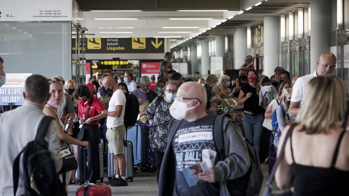 Turistas a su llegada al aeropuerto de Palma