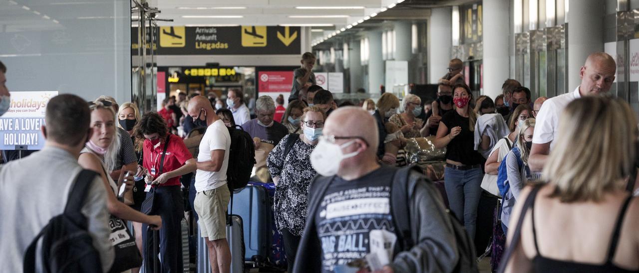 Turistas a su llegada al aeropuerto de Palma