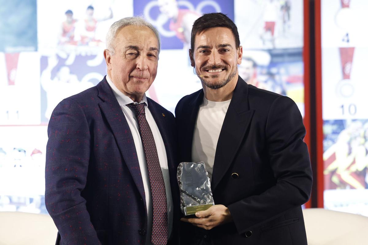 El presidente del COE, Alejandro Blanco (i) durante el acto de despedida del exkarateca español Damián Quintero (d), subcampeón olímpico en Tokio 2020, que se retiró en noviembre pasado, este martes.