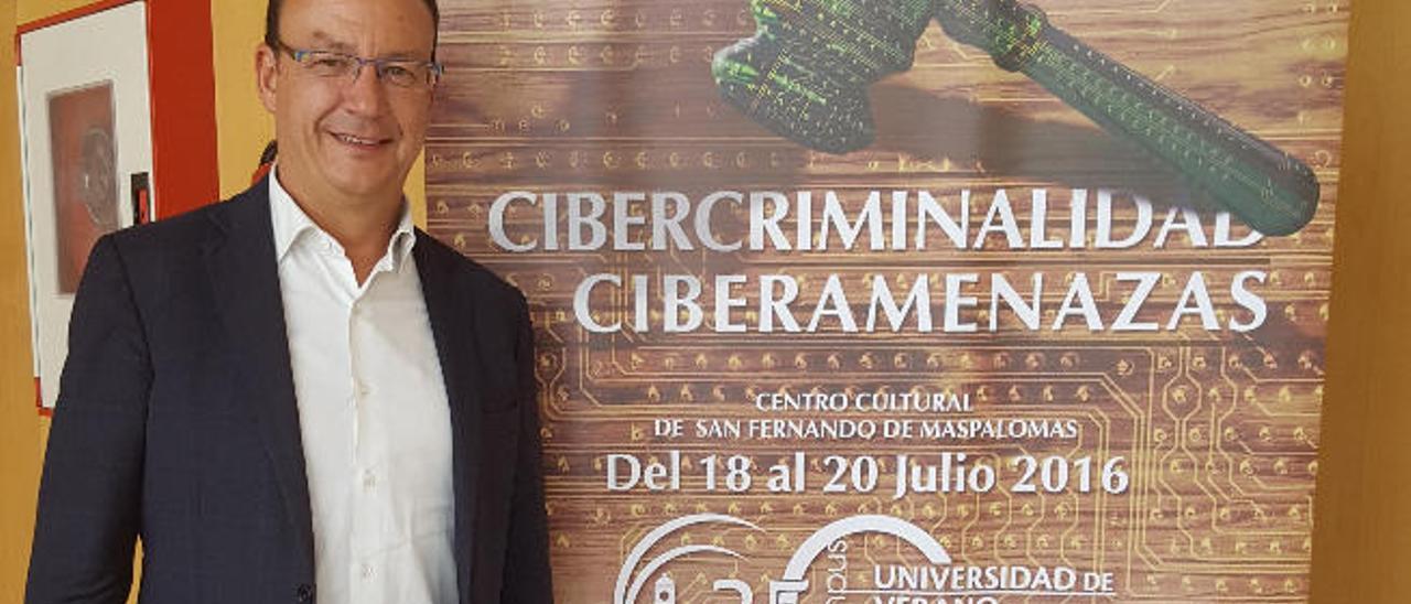 Fernando Navarro, ayer, en el curso de &#039;Cibercriminalidad y ciberamenazas&#039;.