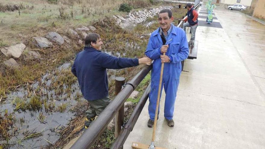 Operarios realizando trabajos de limpieza en el caño &quot;el Vaguillo&quot; a su paso por Santibáñez de Vidriales.