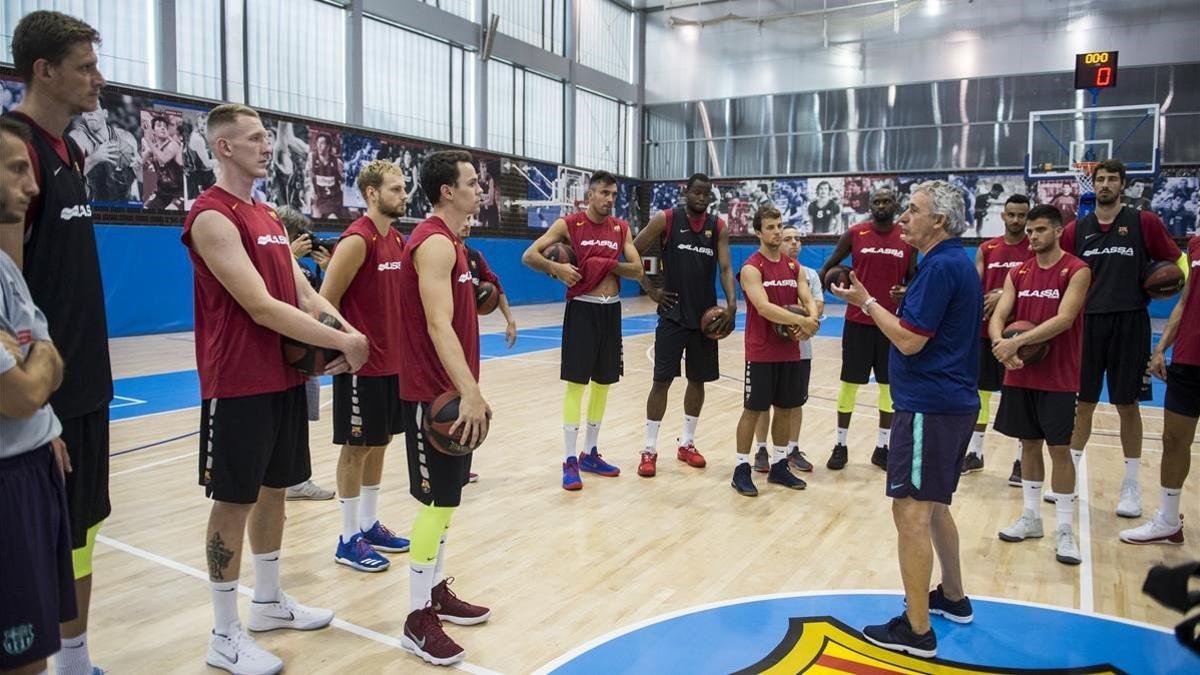 Pesic habla con sus jugadores en un entrenamiento en la Ciutat Esportiva