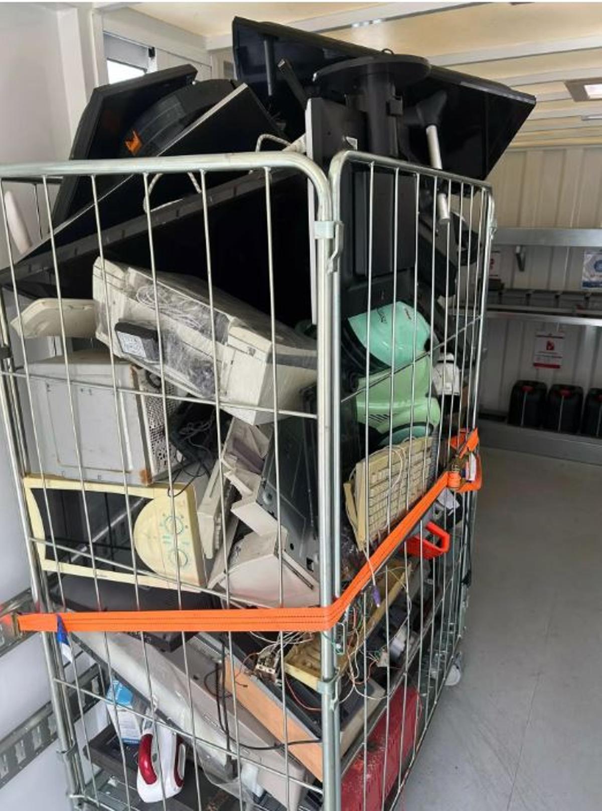 Material recogido por el punto limpio móvil de Cogersa en Pola de Laviana