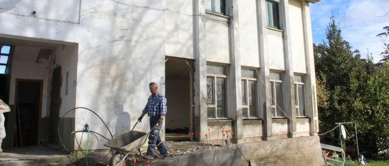 Un operario trabajando en el bajo del inmueble.