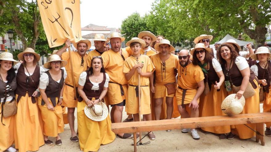 El gremio de “os labregos”, ayer, en la animada cita medieval dentro de la Festa do Boi.