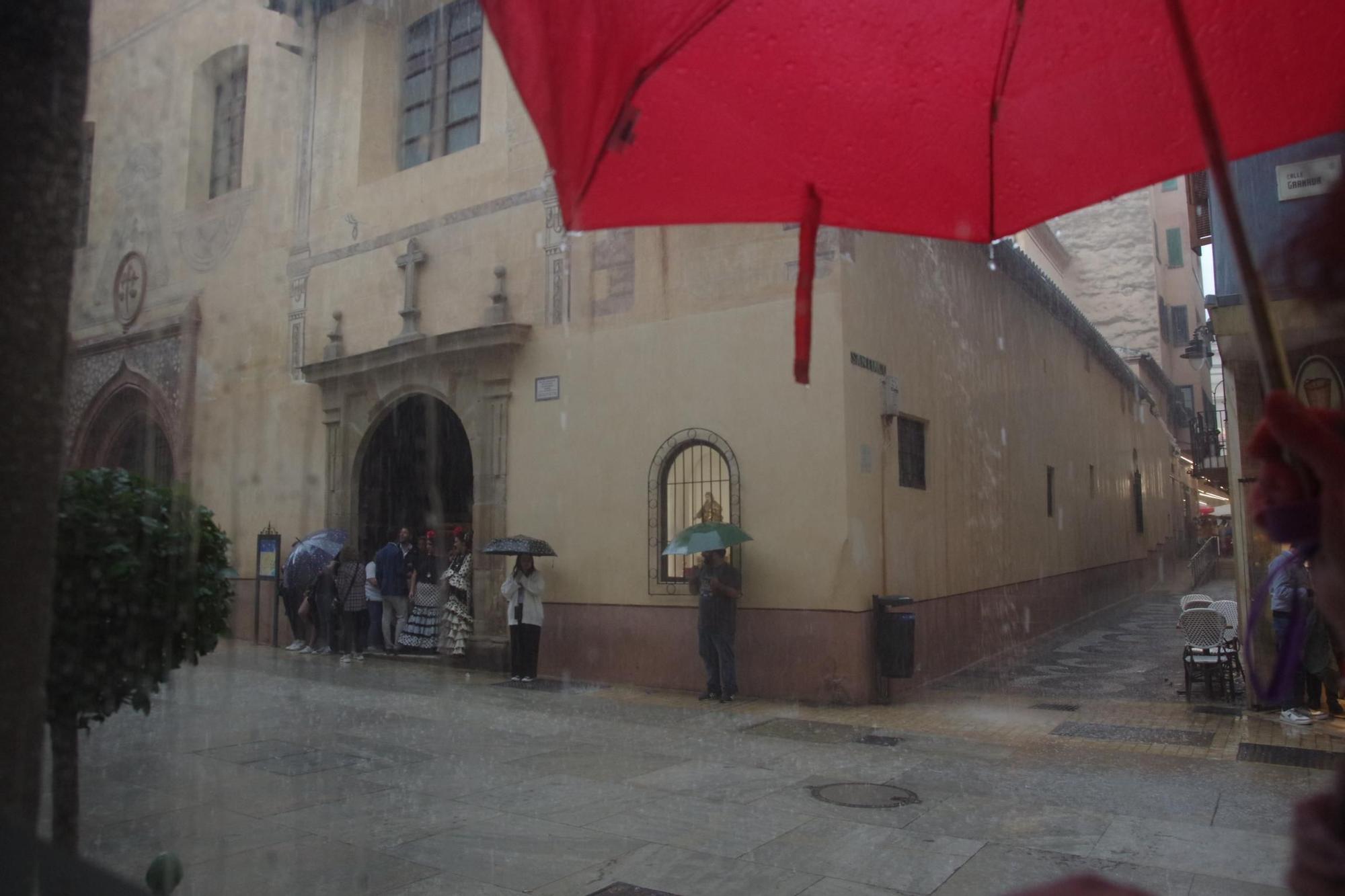 La lluvia condiciona la procesión de salida de la Hermandad del Rocío de La Caleta